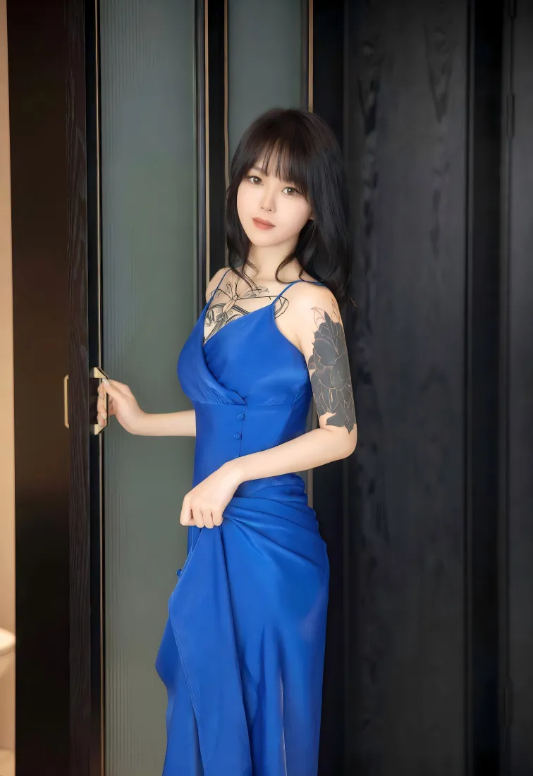 性感模特手机壁纸｜蓝色吊带长裙背景图片 - 花臂优雅美女「哲风壁纸」