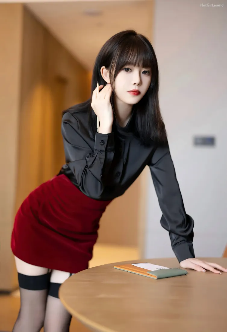 性感模特手机壁纸｜居家场景背景图片 - 黑丝红裙气质美女「哲风壁纸」