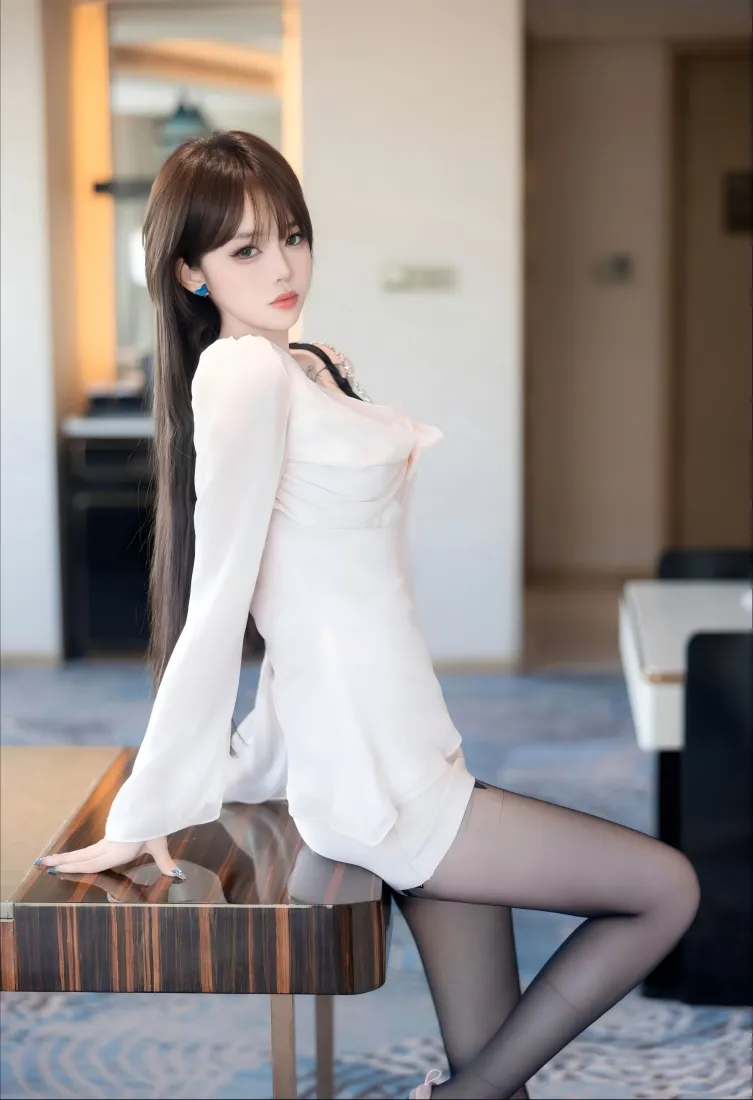 性感模特手机壁纸｜室内白裙背景图片 - 黑丝时尚写真「哲风壁纸」