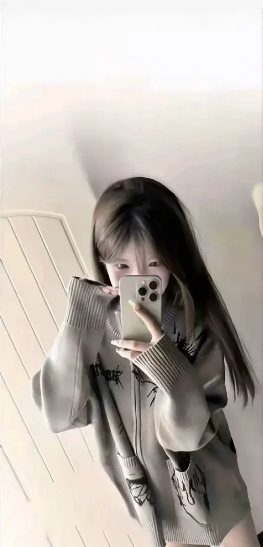 齐刘海长发女生手机壁纸｜居家对镜自拍背景图片 - 真人头像「哲风壁纸」