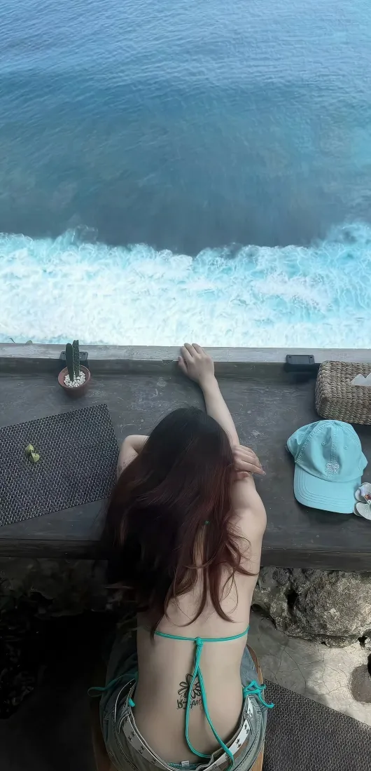 比基尼长发美女手机壁纸｜海边露台背景图片 - 夏日休闲度假「哲风壁纸」