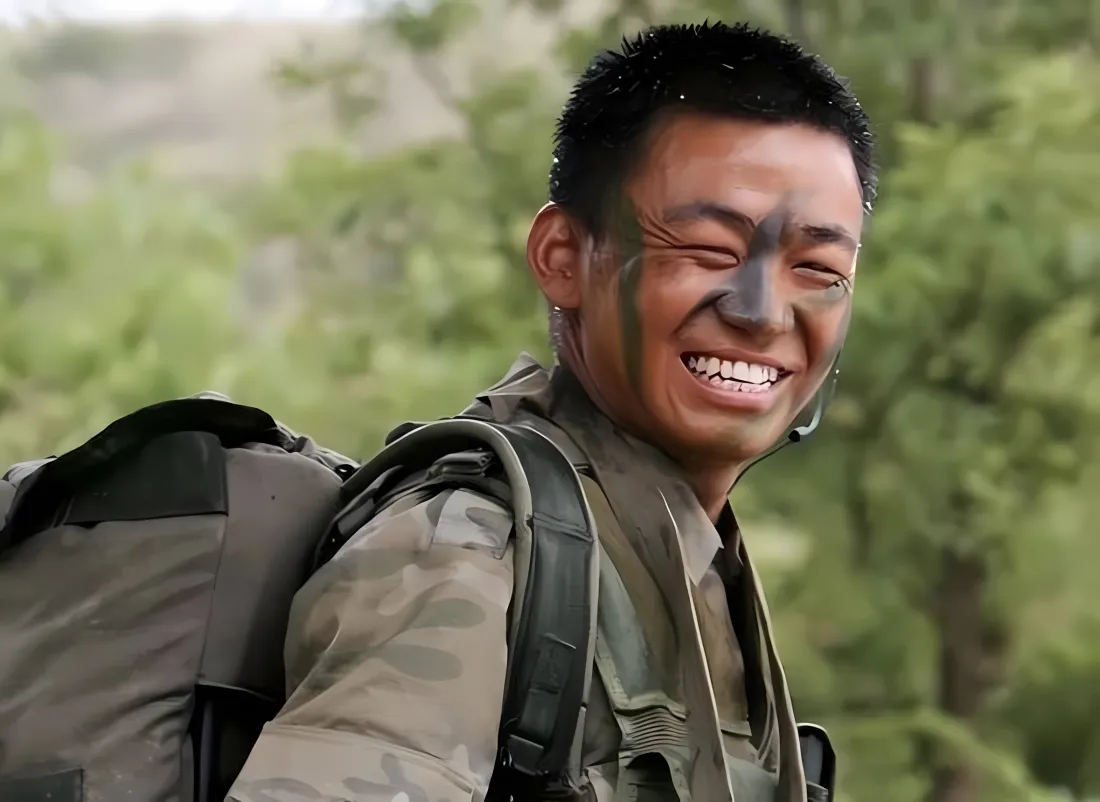 2k许三多壁纸｜士兵突击户外背景图片 - 军旅经典角色剧照「哲风壁纸」