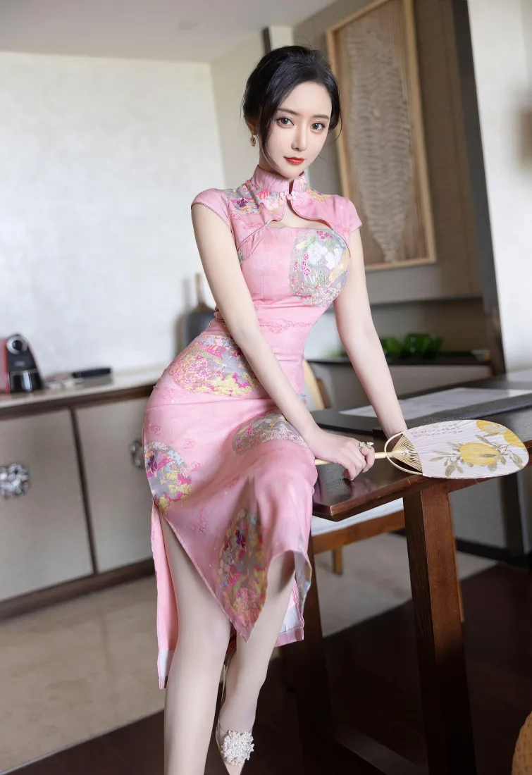 粉色旗袍美女手机壁纸｜室内国风背景图片 - 优雅性感写真「哲风壁纸」