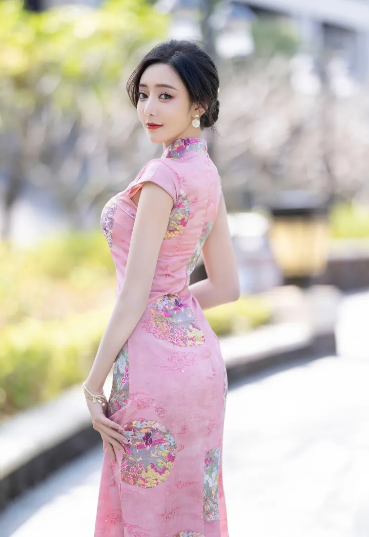 粉色旗袍美女手机壁纸｜户外清新背景图片 - 性感国风写真「哲风壁纸」