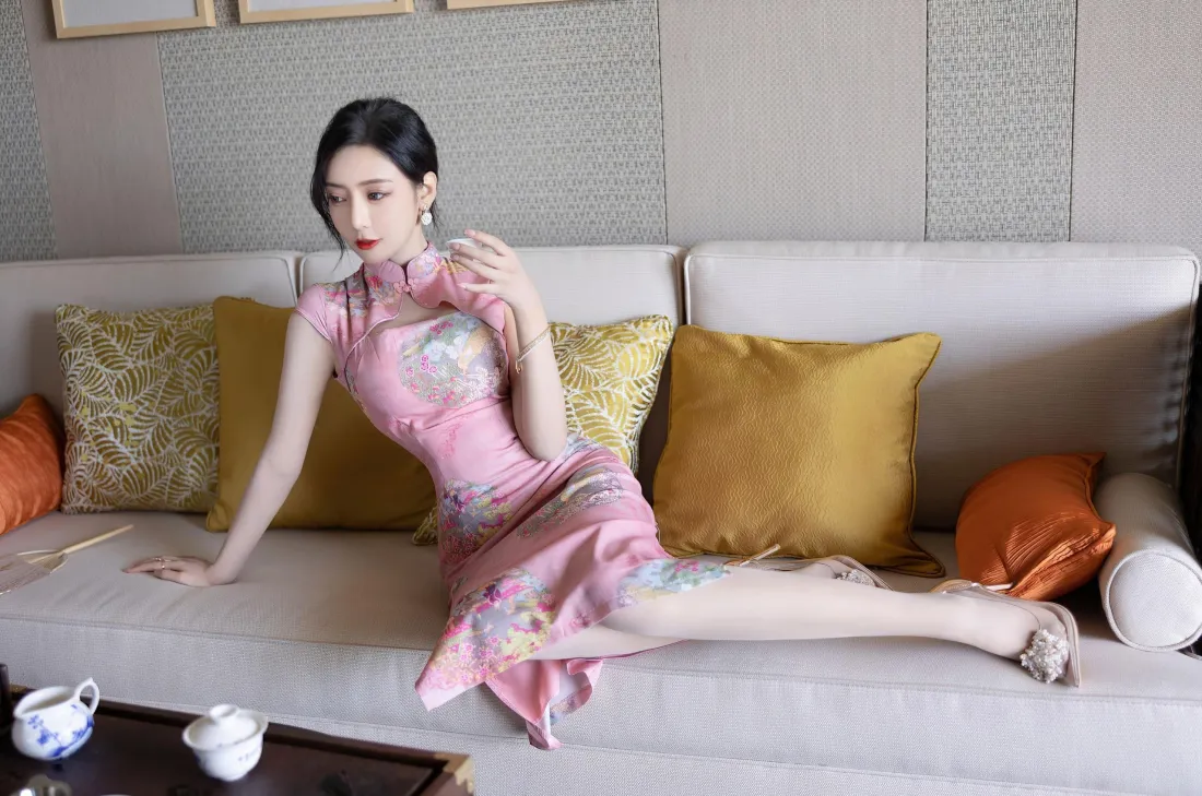 3k粉色旗袍美女壁纸｜居家沙发背景图片 - 性感慵懒气质「哲风壁纸」