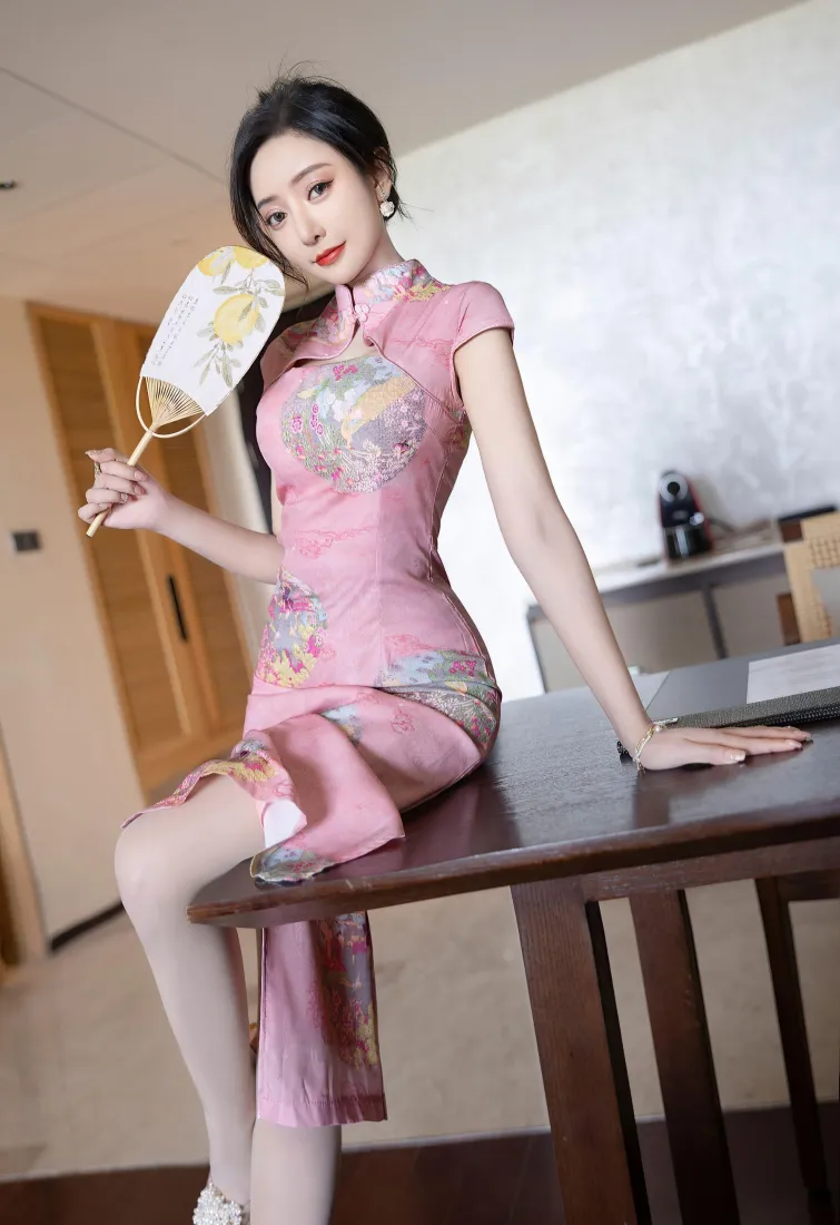 旗袍美女手机壁纸｜手持团扇室内背景图片 - 气质写真「哲风壁纸」