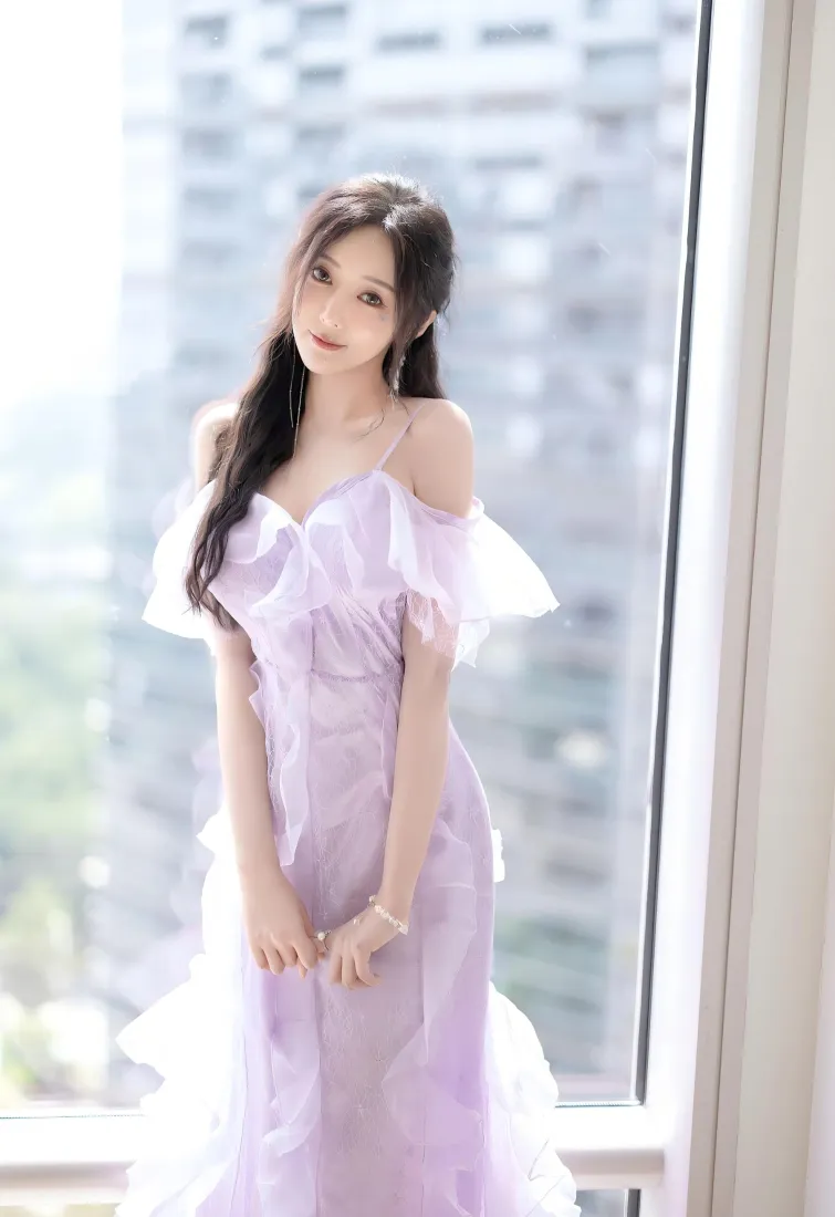 紫色长裙美女手机壁纸｜落地窗背景图片 - 性感气质人像「哲风壁纸」