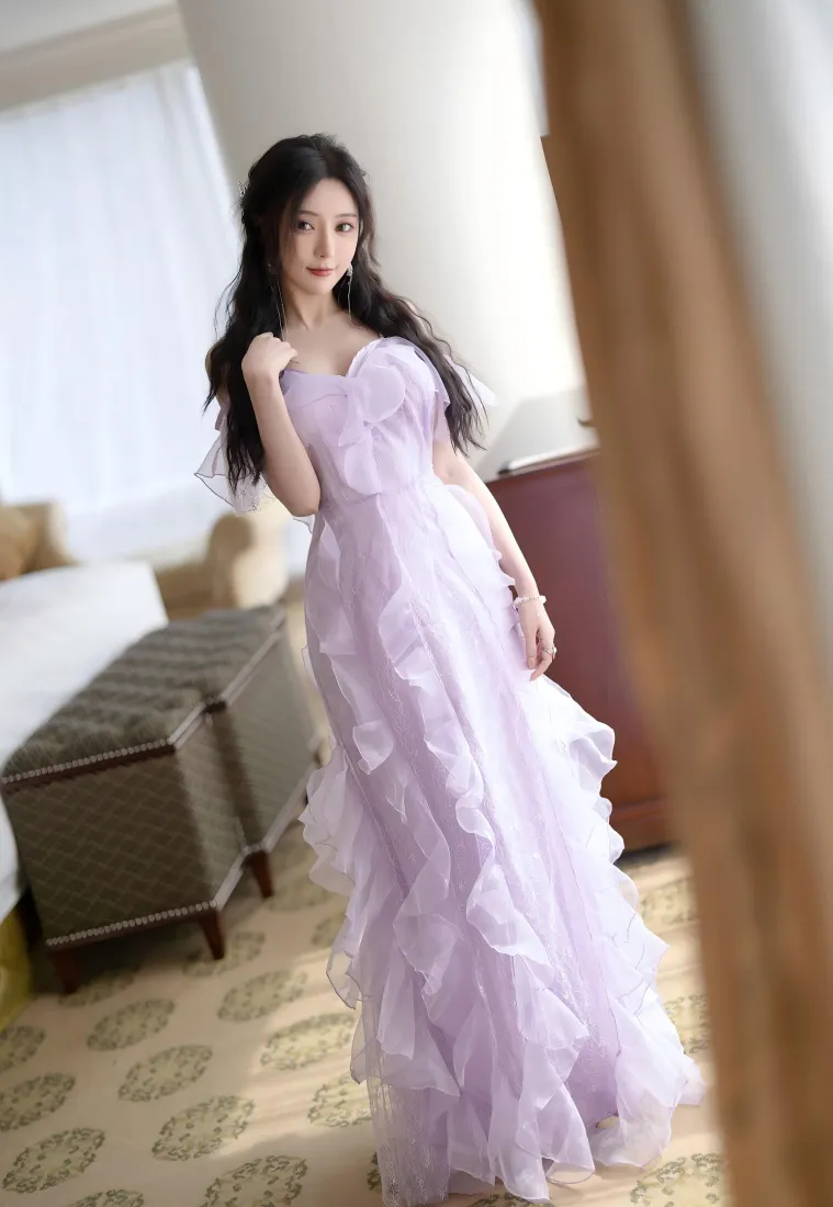 紫裙美女手机壁纸｜居家室内背景图片 - 性感气质写真「哲风壁纸」