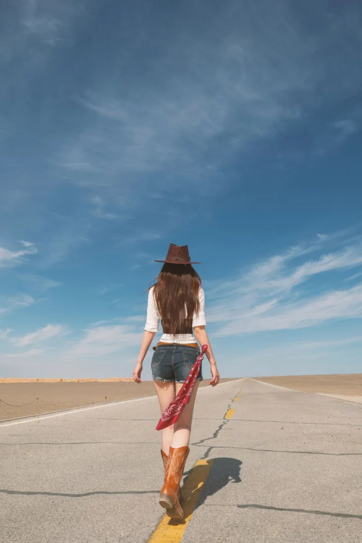 牛仔美女手机壁纸｜公路荒野蓝天背景图片 - 户外时尚人像「哲风壁纸」