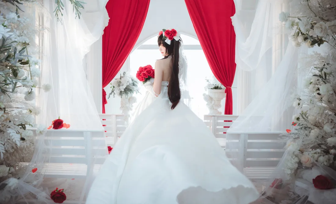 4k纯白婚纱新娘壁纸｜婚礼场地背景图片 - 红玫瑰花束「哲风壁纸」