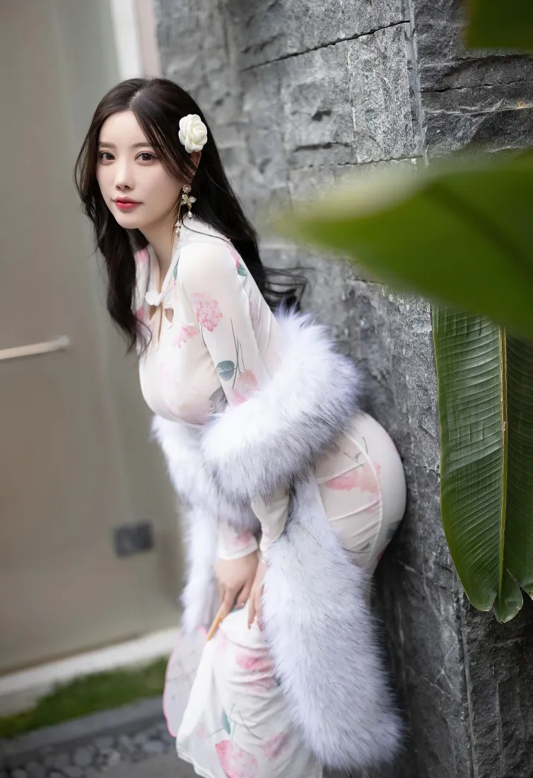 旗袍美女手机壁纸｜户外石墙绿植背景图片 - 性感优雅穿搭「哲风壁纸」