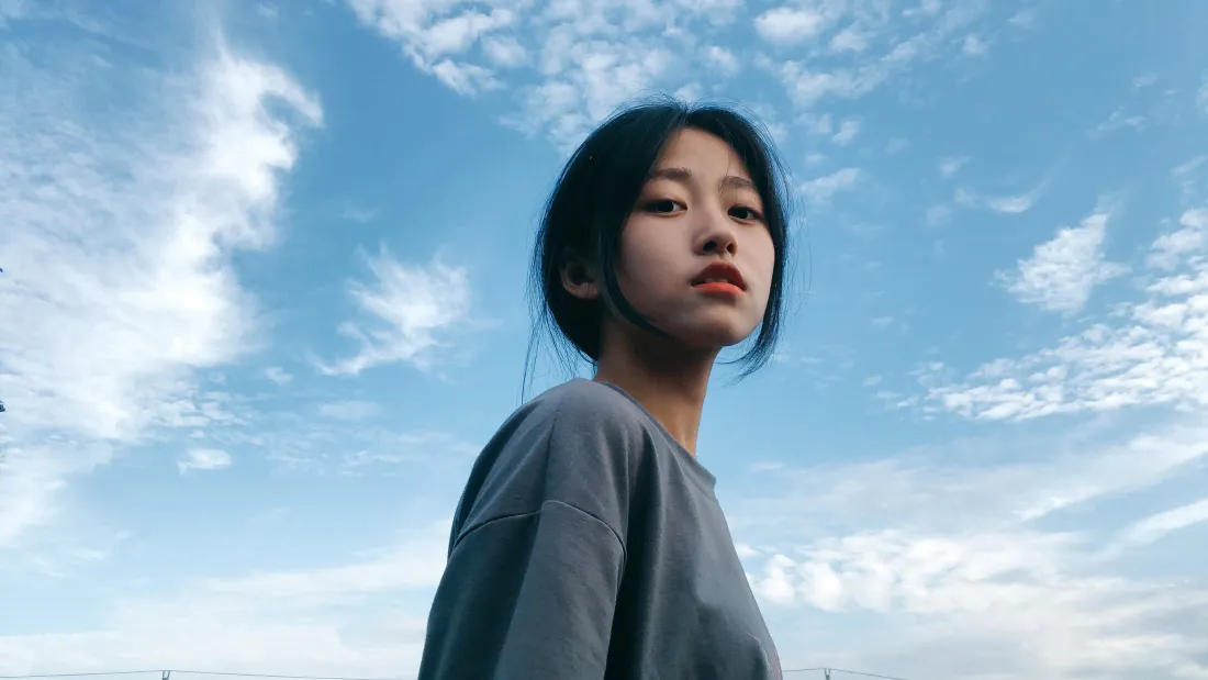 4k短发美女万万壁纸｜蓝天白云背景图片 - 清新户外人像「哲风壁纸」