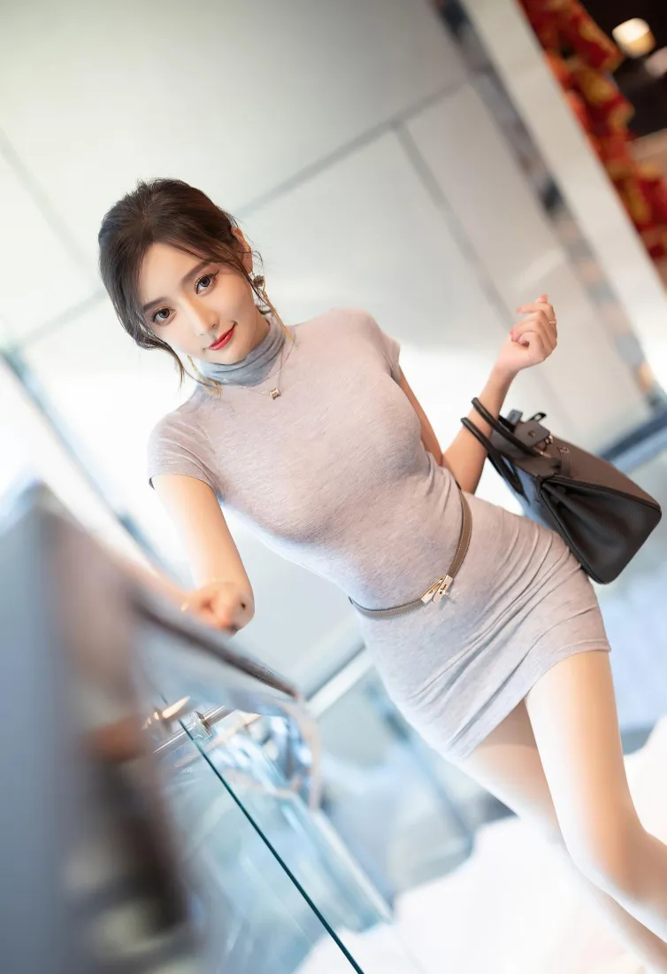 性感美女手机壁纸｜浅色紧身裙背景图片 - 时尚写真「哲风壁纸」