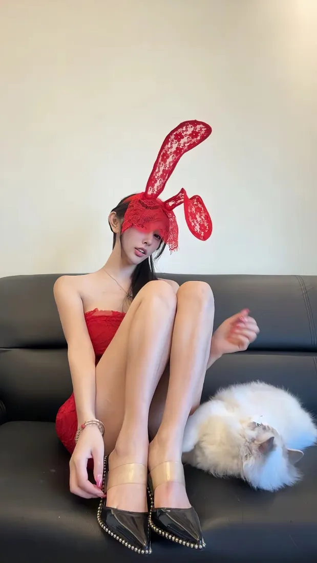 红衣兔女郎手机壁纸｜性感美女居家沙发背景图片 - 可爱白猫「哲风壁纸」