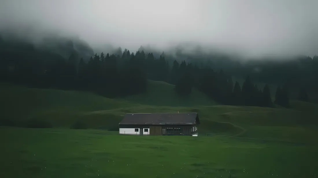 2k山野小屋壁纸｜绿色草地背景图片 - 云雾山林风景「哲风壁纸」
