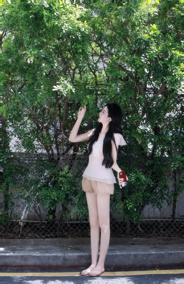 长发美女手机壁纸｜绿植街头背景图片 - 夏日清新穿搭「哲风壁纸」