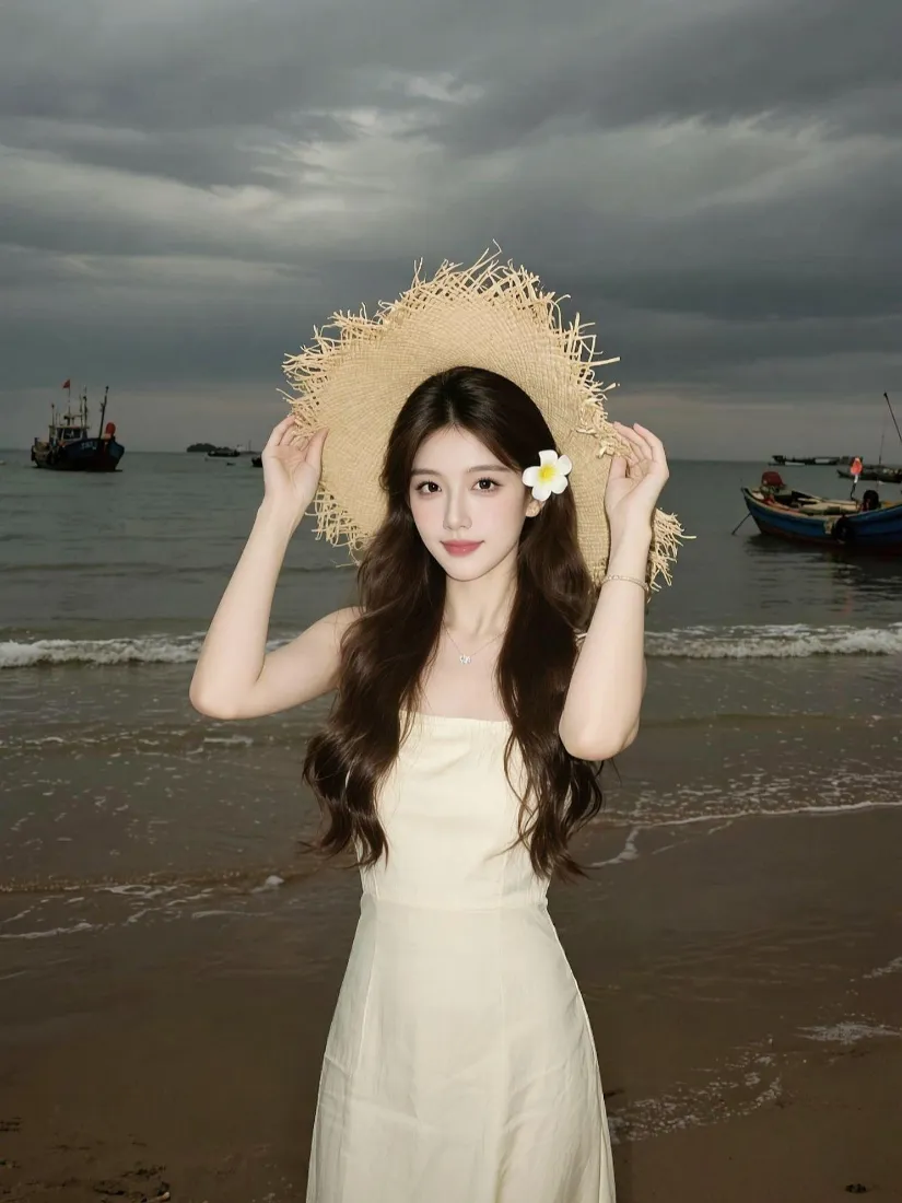 海边美女手机壁纸｜白裙草帽背景图片 - 阴天海景「哲风壁纸」