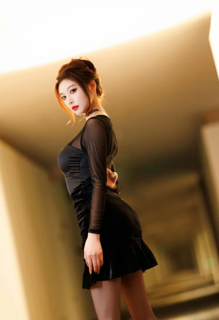 气质美女模特手机壁纸｜暖黄楼梯背景图片 - 时尚人像写真「哲风壁纸」