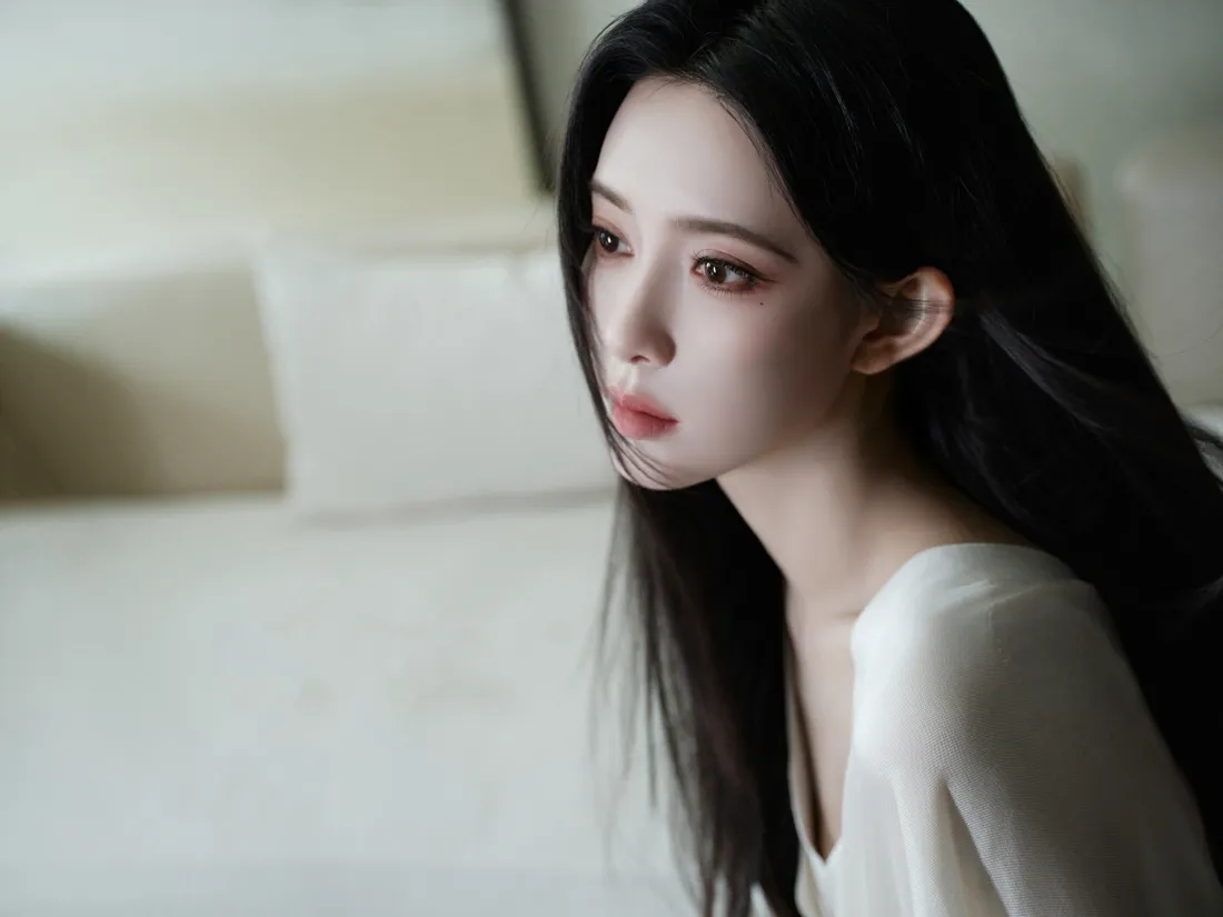 6k黑长直清冷美女壁纸｜室内简约背景图片 - 氛围感人像「哲风壁纸」