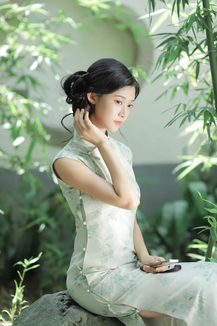 古典旗袍美女手机壁纸｜竹林庭院背景图片 - 温婉国风人像「哲风壁纸」