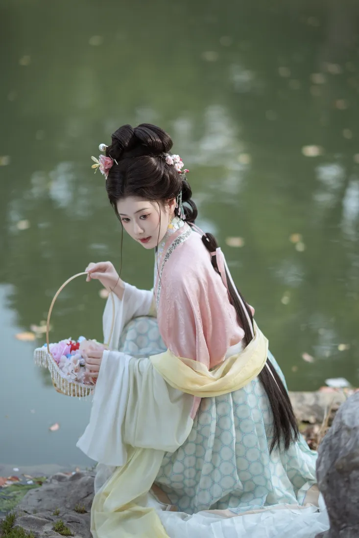 古典汉服美女手机壁纸｜湖边提篮背景图片 - 国风少女写真「哲风壁纸」