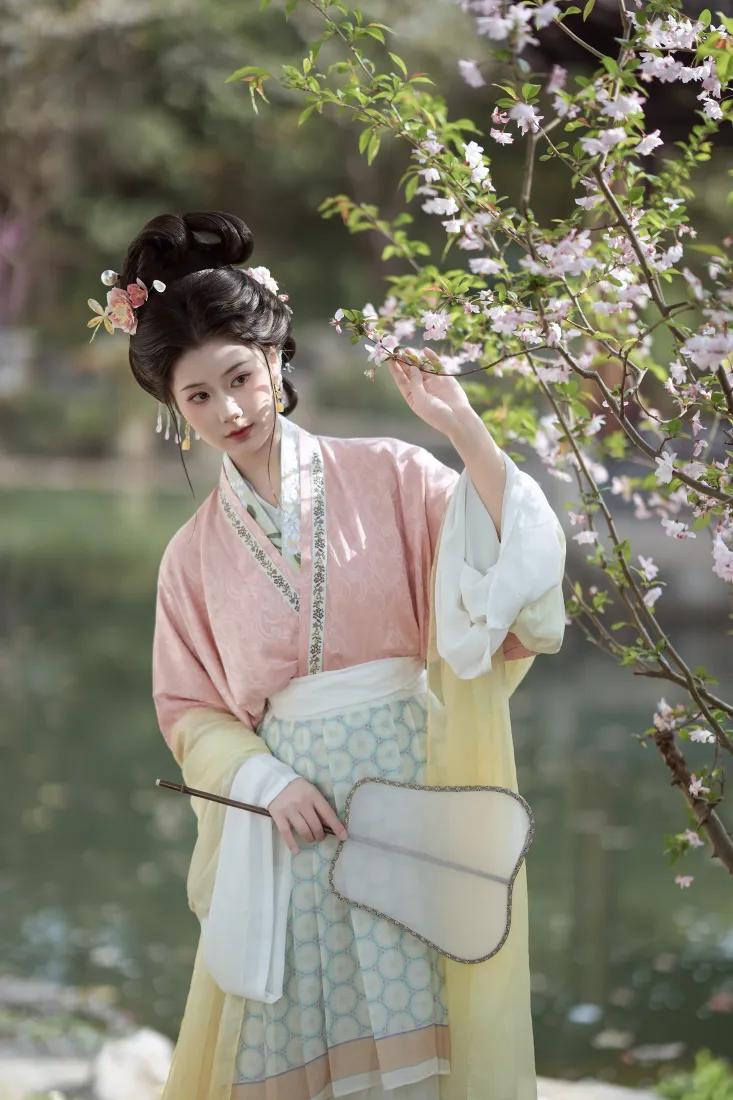 古典汉服美女手机壁纸｜户外花下背景图片 - 温婉国风写真「哲风壁纸」