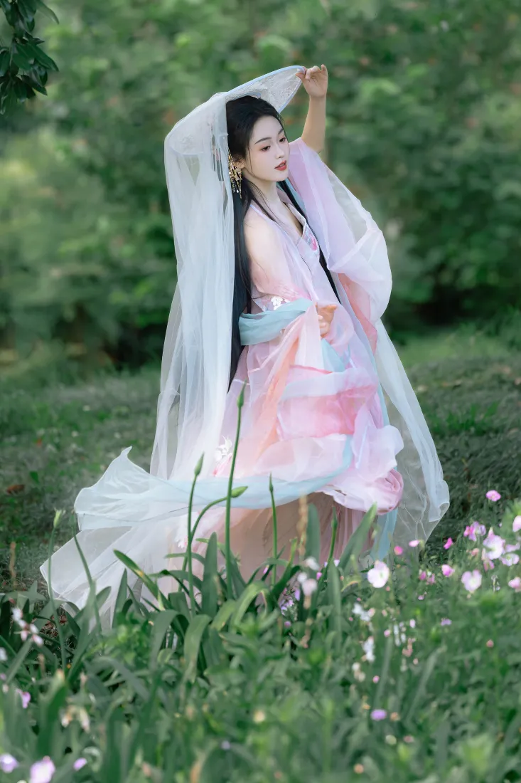 古风美女手机壁纸｜绿植花丛背景图片 - 粉色汉服造型「哲风壁纸」
