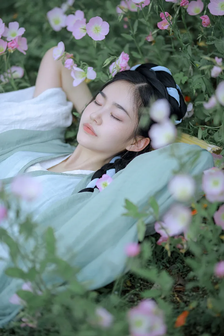 古典汉服美女手机壁纸｜花丛卧躺背景图片 - 清新国风人像「哲风壁纸」