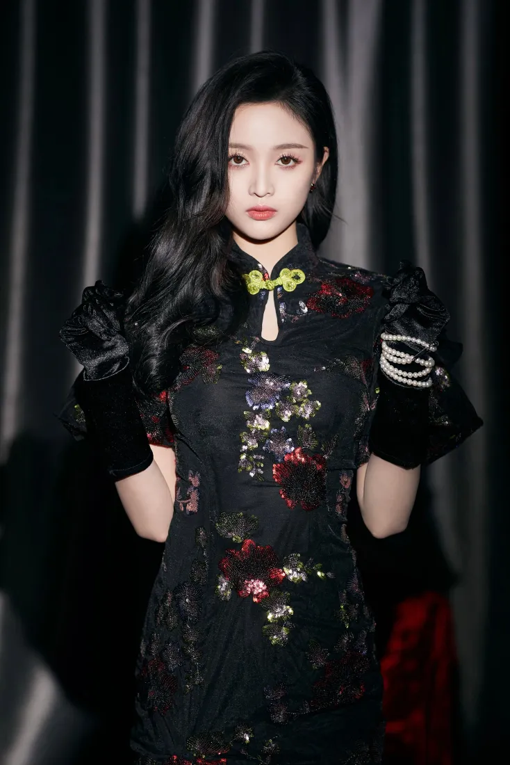 靓靓美女手机壁纸｜黑色改良旗袍背景图片 - 复古国风写真「哲风壁纸」
