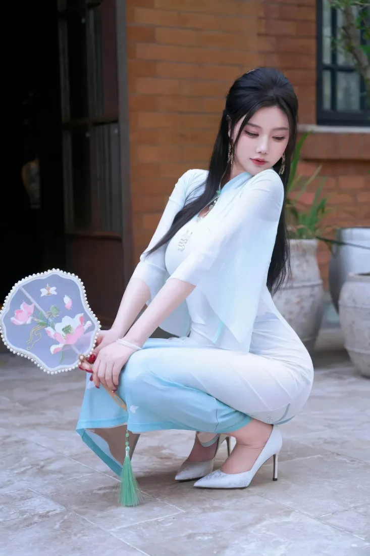 浅蓝旗袍美女手机壁纸｜户外庭院背景图片 - 性感气质人像写真「哲风壁纸」