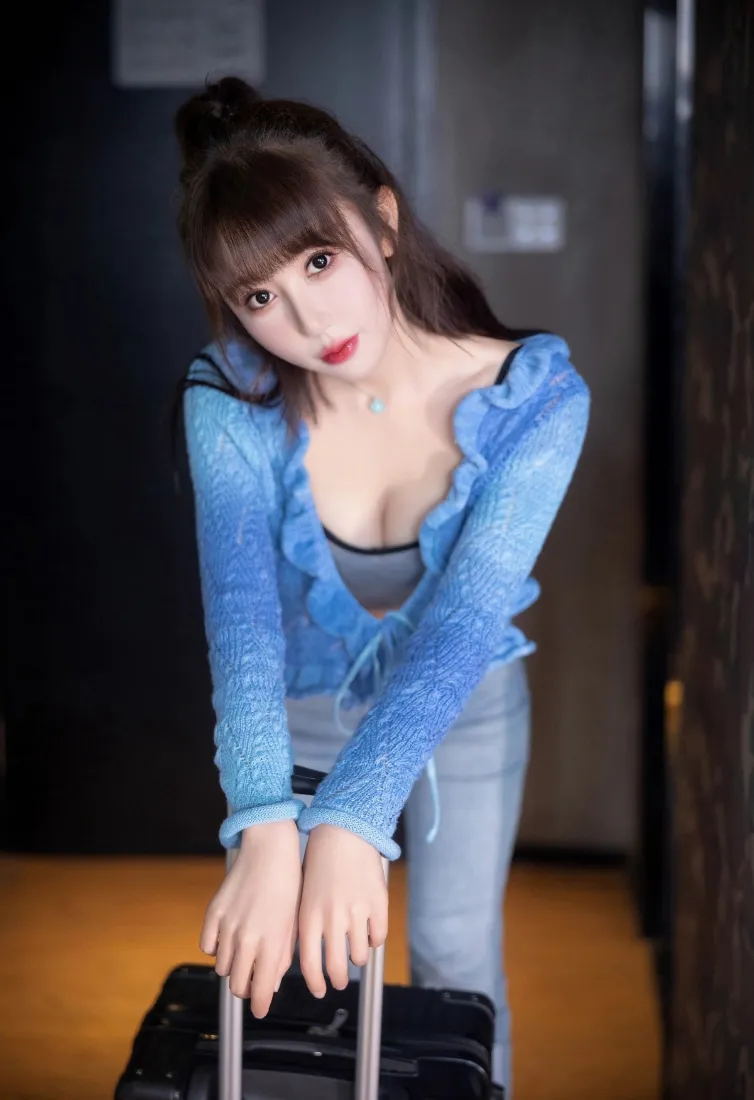蓝衣美女手机壁纸｜室内场景背景图片 - 时尚穿搭写真「哲风壁纸」