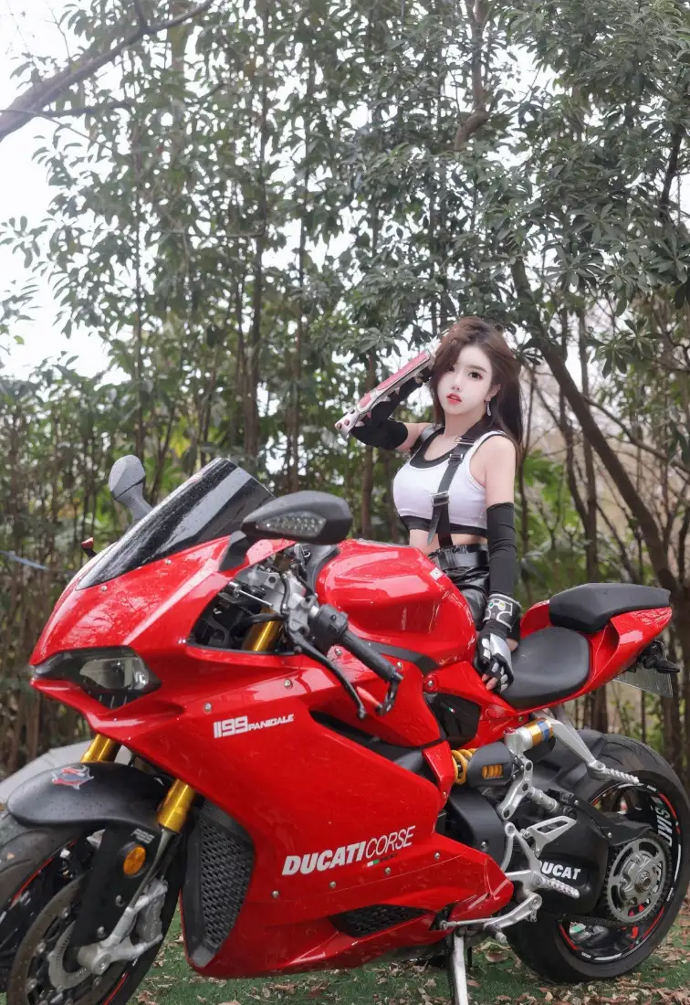 机车美女手机壁纸｜红色杜卡迪背景图片 - 蒂法cos户外「哲风壁纸」