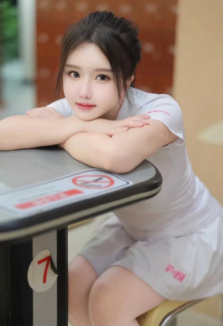 清纯美女手机壁纸｜白百褶裙背景图片 - 甜美温柔户外人像「哲风壁纸」