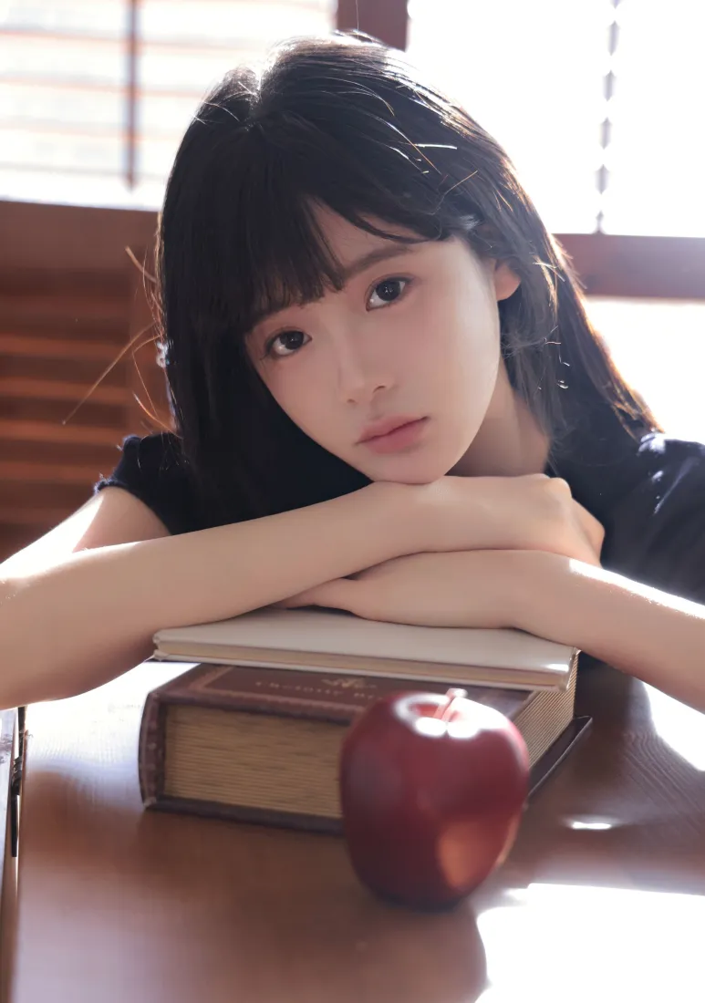 黑裙美女手机壁纸｜书桌苹果背景图片 - 氛围感写真「哲风壁纸」