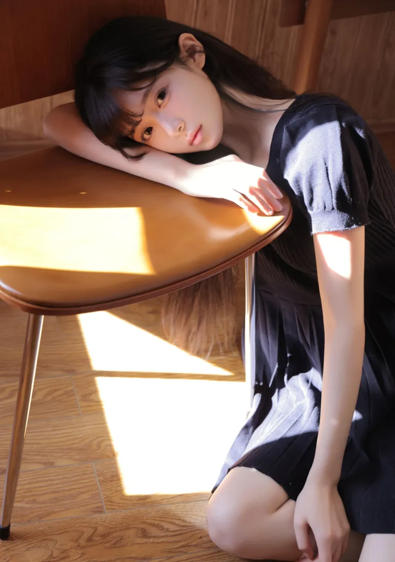 黑裙美女手机壁纸｜暖光居家背景图片 - 氛围感少女写真「哲风壁纸」