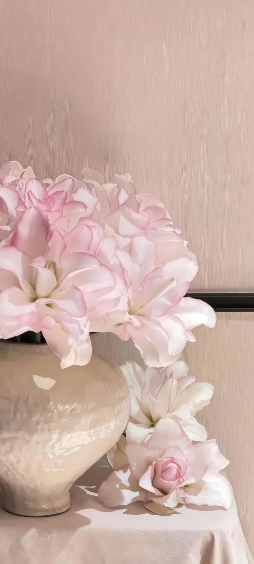清新百合手机壁纸｜粉色插花背景图片 - 治愈居家静物「哲风壁纸」