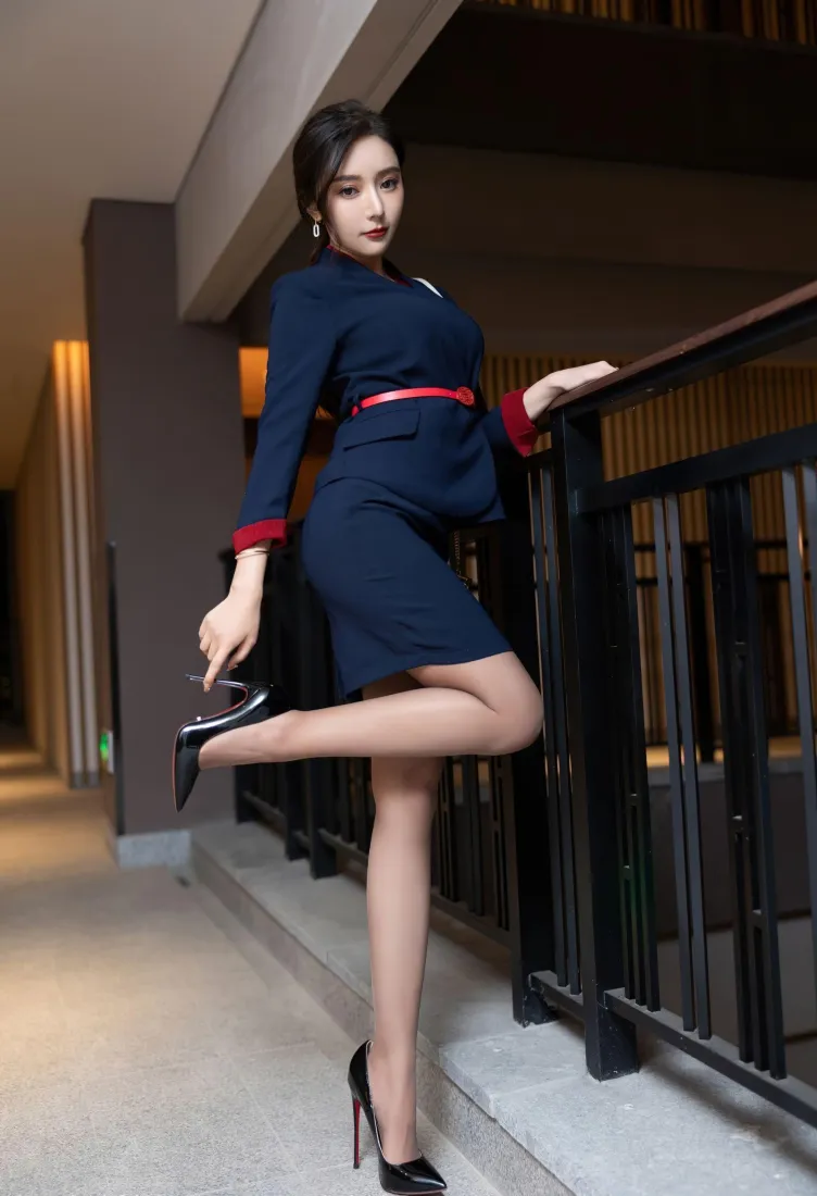 OL模特手机壁纸｜楼道空间背景图片 - 职业装长腿时尚写真「哲风壁纸」