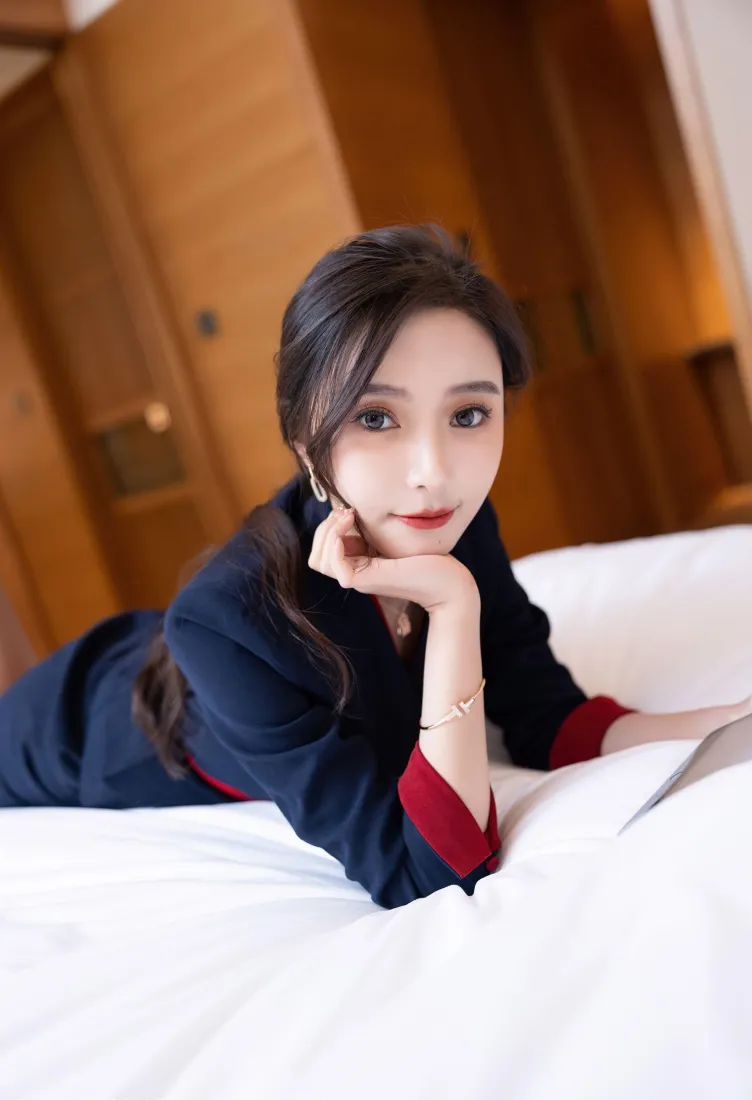性感模特手机壁纸｜居家暖光背景图片 - 气质穿搭写真「哲风壁纸」