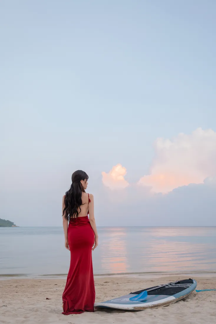 红衣美女手机壁纸｜海边沙滩背景图片 - 氛围感人像写真「哲风壁纸」