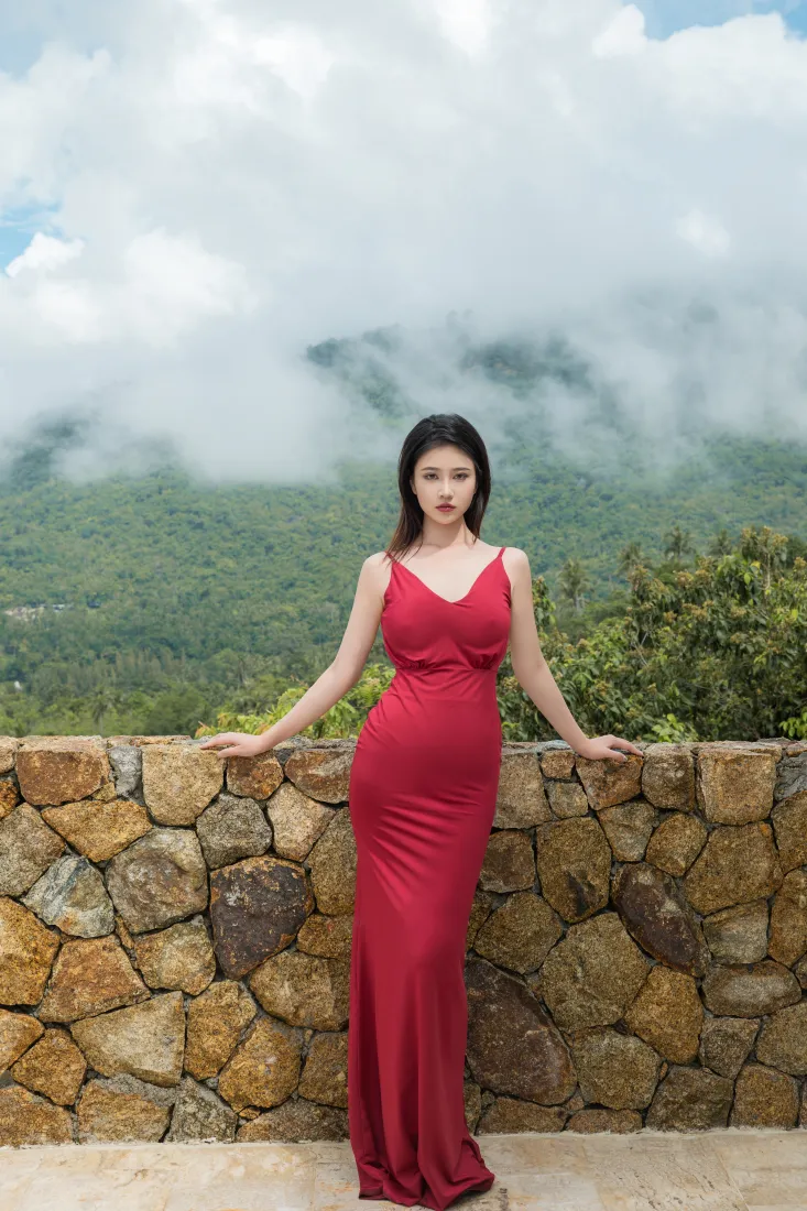 红裙美女手机壁纸｜山野云雾背景图片 - 时尚写真「哲风壁纸」