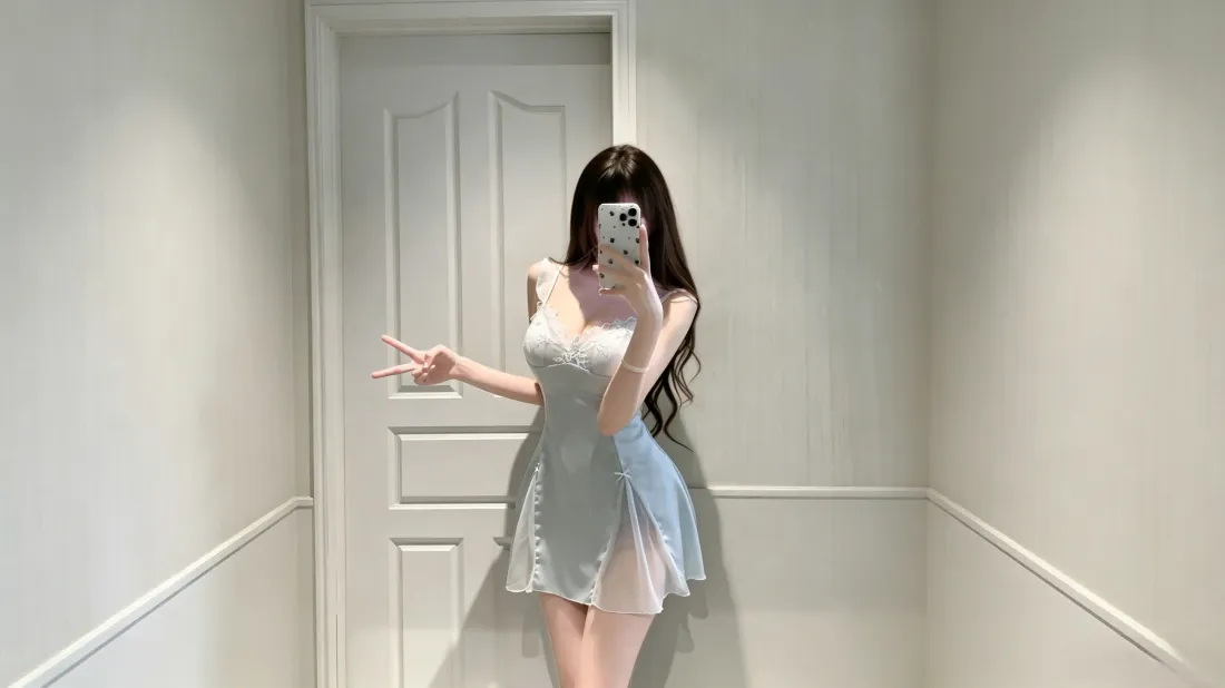3k美女壁纸｜浅蓝色吊带裙居家对镜自拍背景图片 - 时尚穿搭「哲风壁纸」