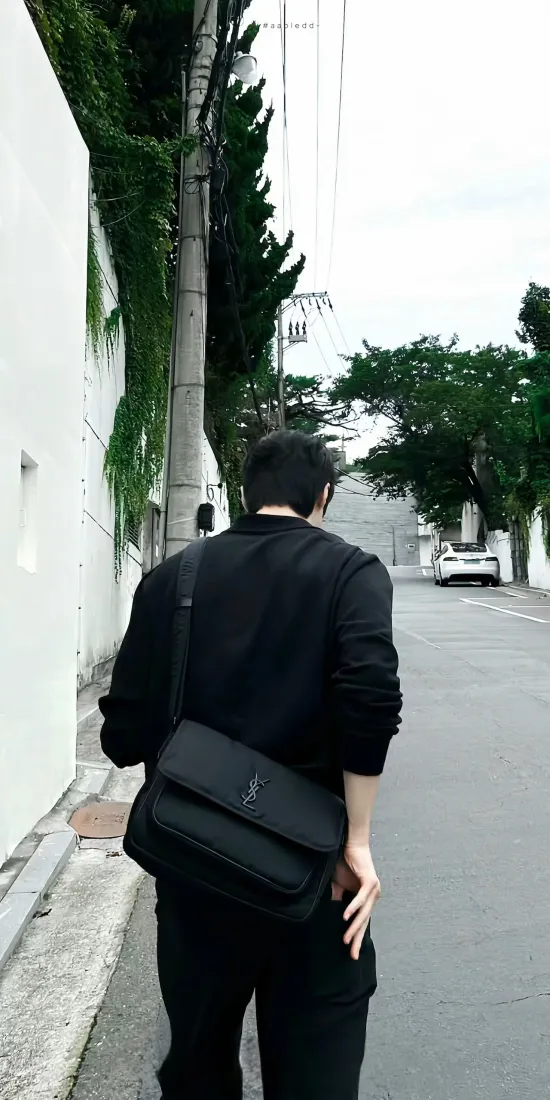 吴世勋手机壁纸｜清冷街道背景图片 - 黑色穿搭男生背影「哲风壁纸」