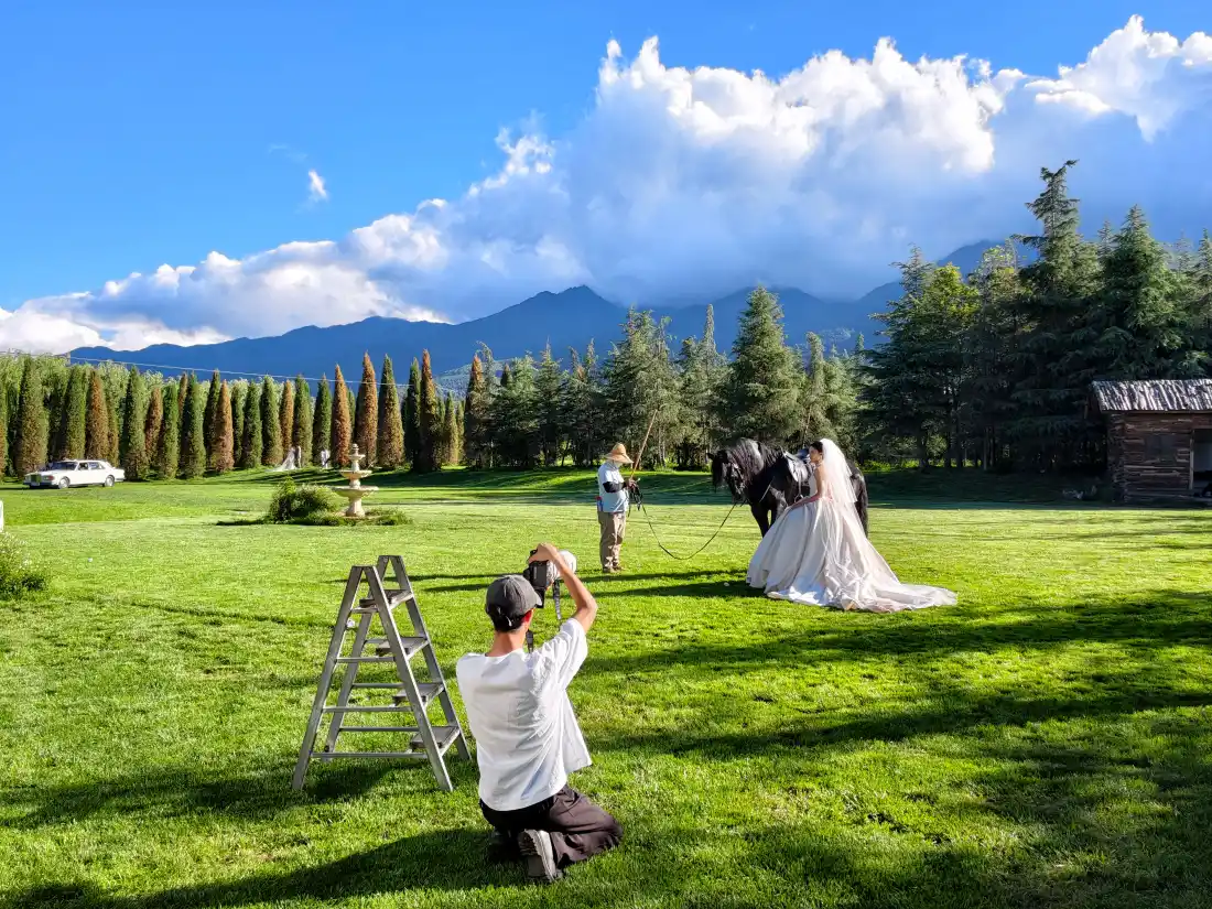 4k大理壁纸｜户外草坪婚纱拍摄背景图片 - 青山蓝天白云风光「哲风壁纸」