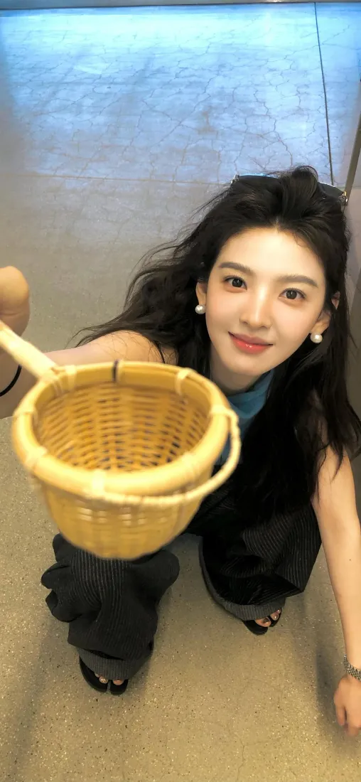 田曦薇手机壁纸｜电梯间日常随拍背景图片 - 甜美可爱女明星「哲风壁纸」
