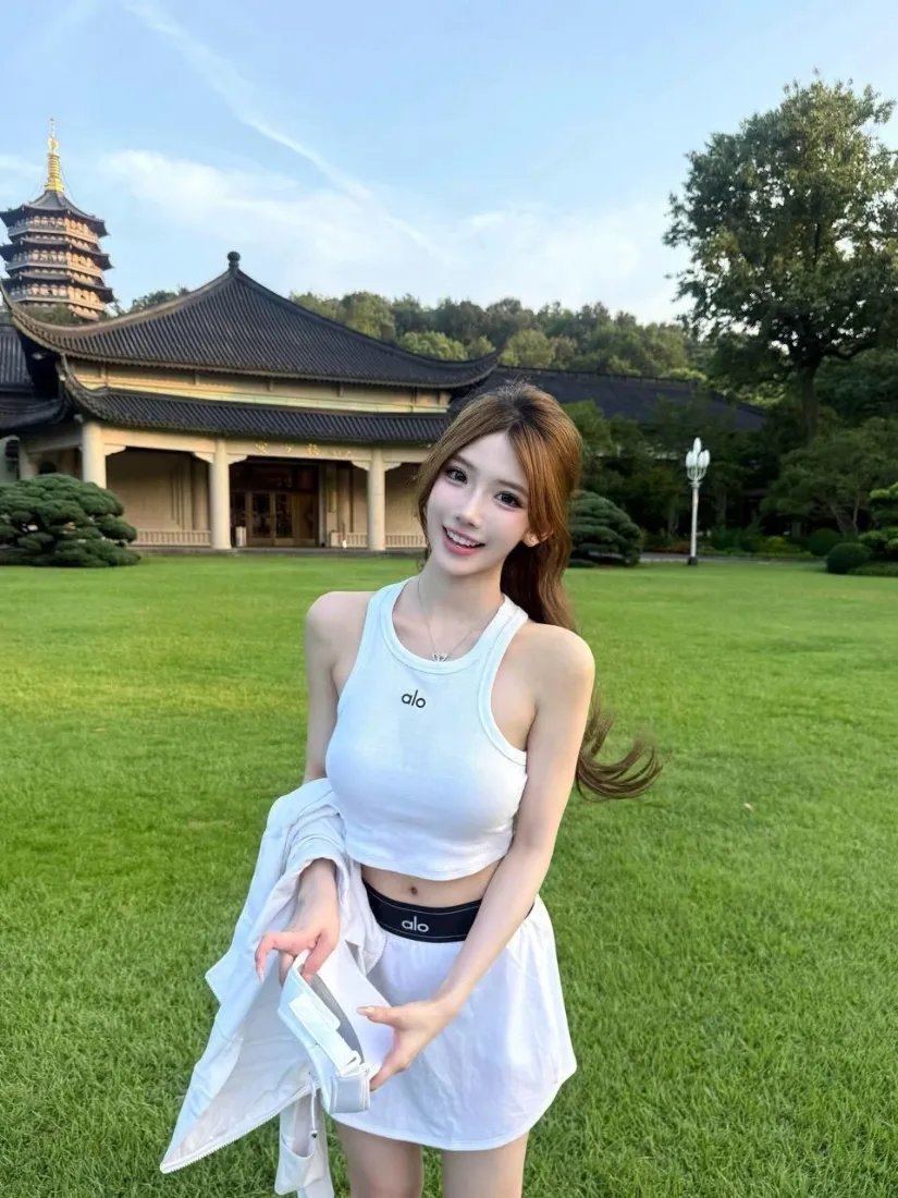 甜系美女手机壁纸｜草坪雷峰塔背景图片 - 夏日清新穿搭「哲风壁纸」
