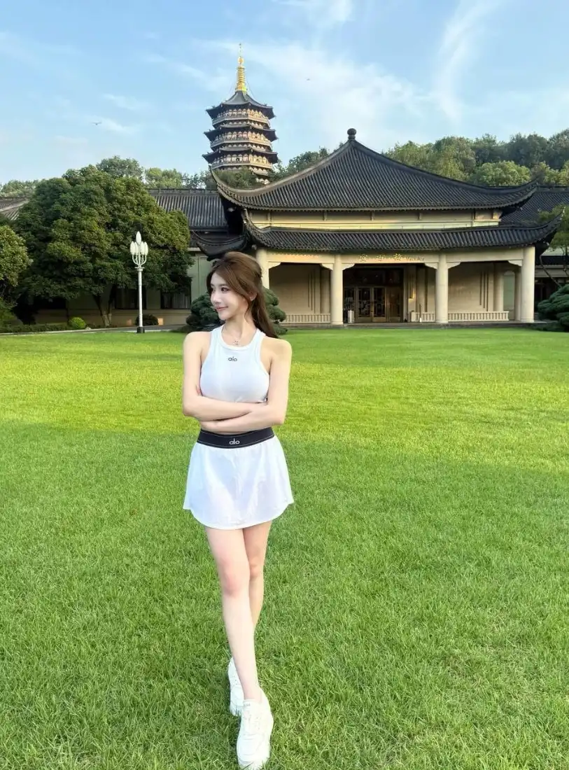 气质美女手机壁纸｜草坪古建背景图片 - 清新户外「哲风壁纸」