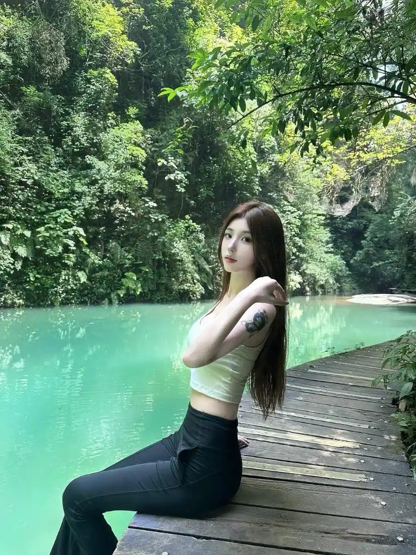 气质美女手机壁纸｜林间碧水栈道背景图片 - 清新自然「哲风壁纸」