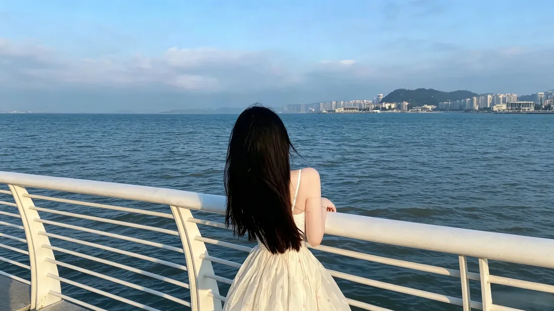 3k海边白裙少女壁纸｜海岸观景背景图片 - 治愈氛围感「哲风壁纸」