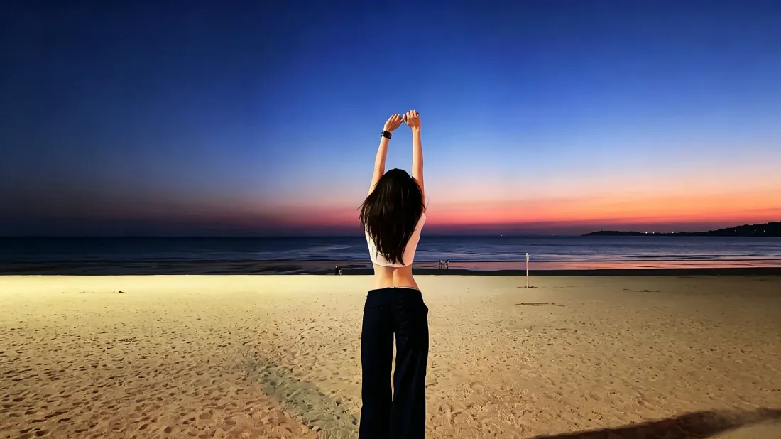 3k海边少女壁纸｜日落沙滩背景图片 - 治愈氛围感背影「哲风壁纸」