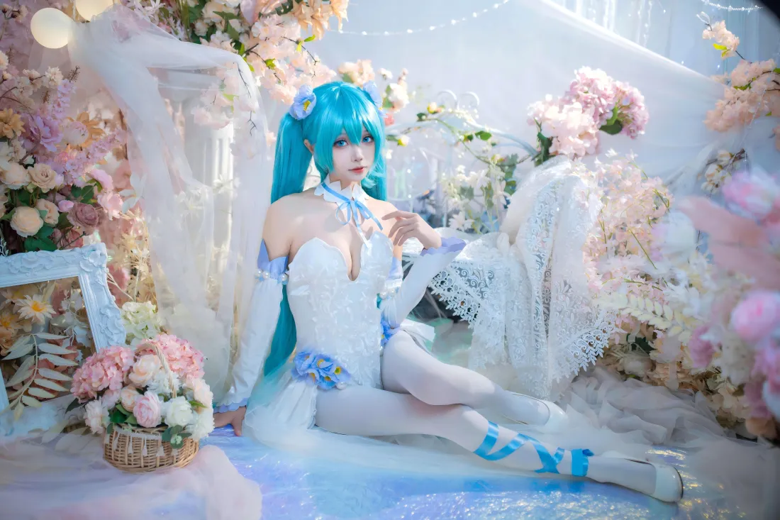 8k初音未来cos壁纸｜鲜花簇拥场景背景图片 - 蓝发美女「哲风壁纸」